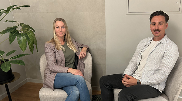 De to personer fra artiklen på arbejde